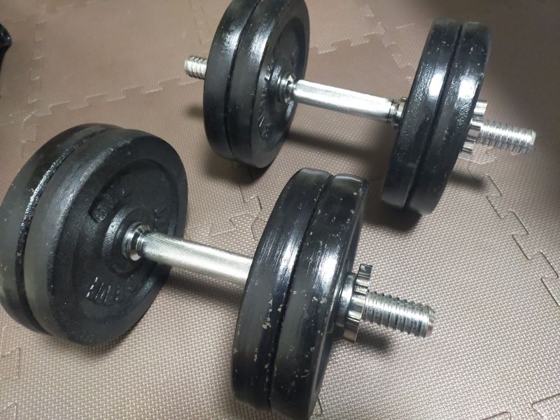 スクリュー式ダンベルはプレート付け替えが面倒