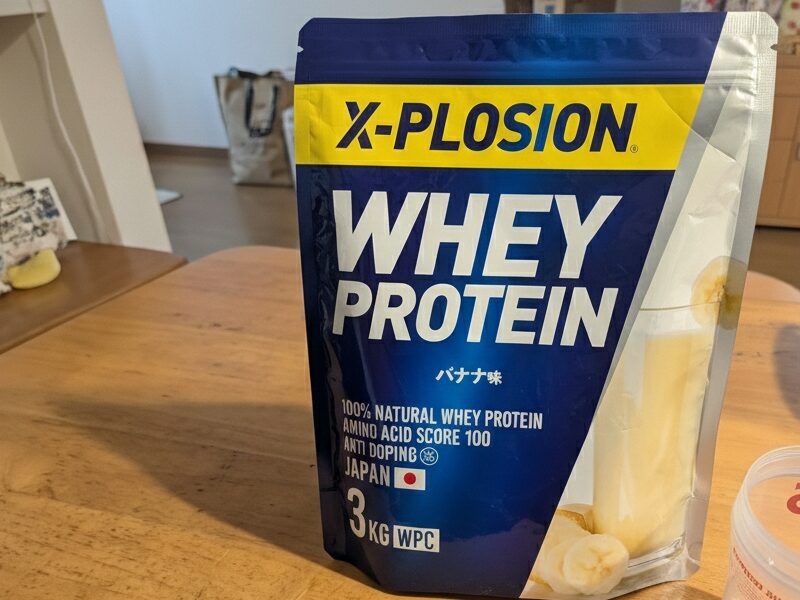 エクスプロージョンのプロテインのなかでも、人気のバナナ味のメリット・デメリットを含めてレビューします