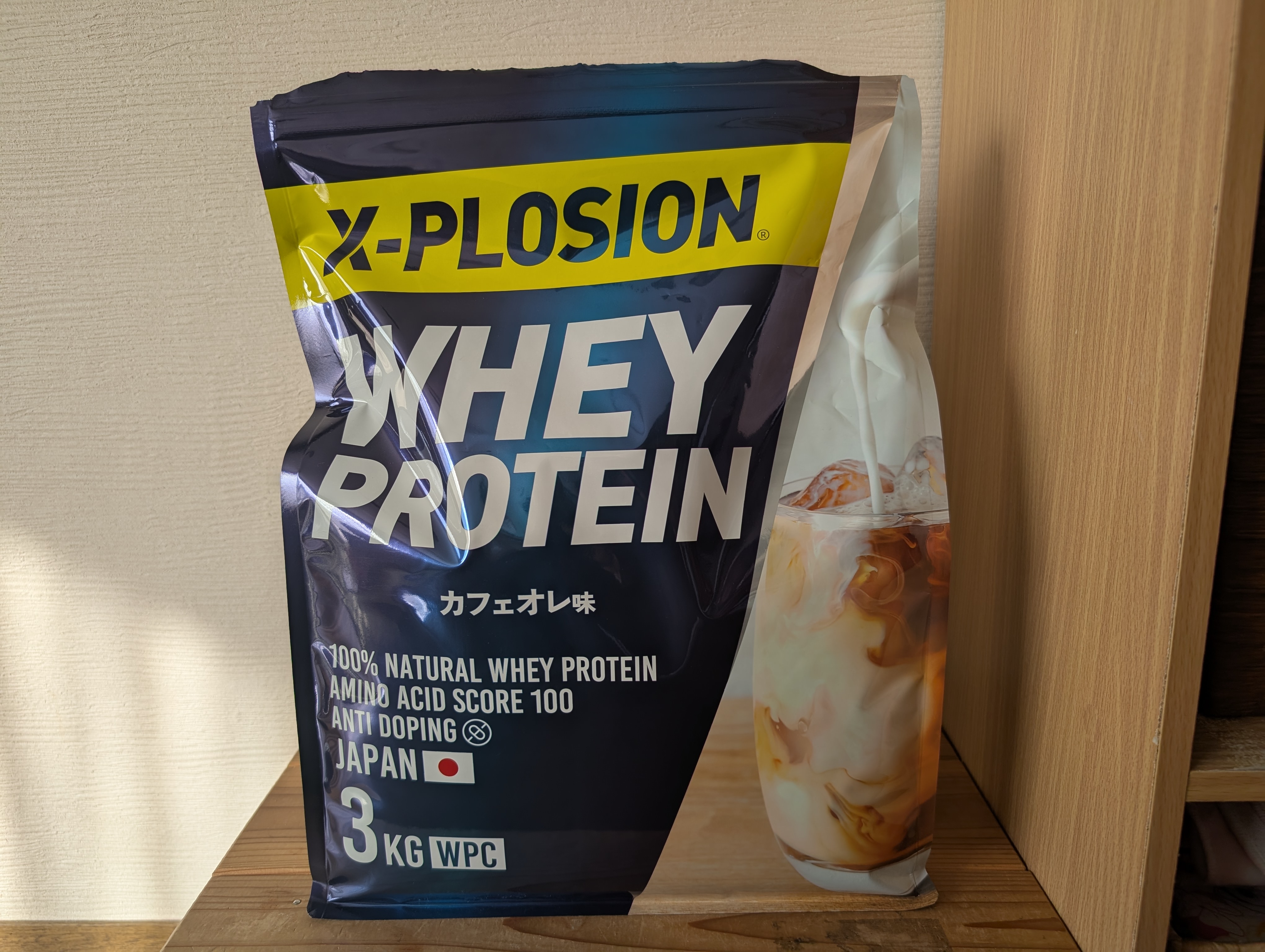 エクスプロージョンのプロテインのなかでも、今回は人気のカフェオレ味について、正直な感想をレビュー