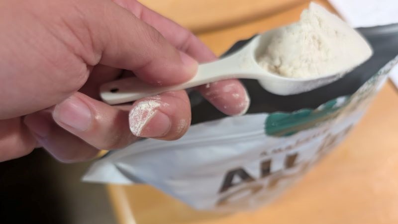 袋の中に手が触れると粉がつく
